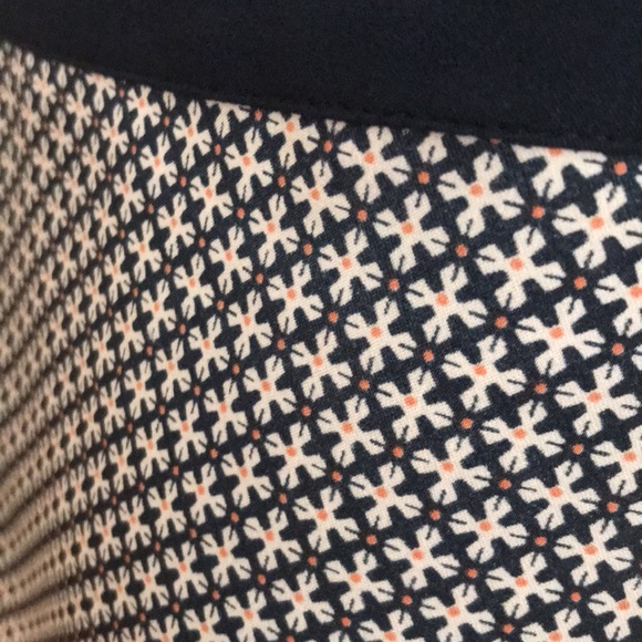 V front and V back shell/ tank. Slightly fitted wit fit and flare peplum - Picture 3 of 5